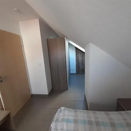 Steinhohle, Dg 45qm, 1 Schlafzimmer & 1 Wohn-esszimmer Mit Bett Apartamento Sulzbach am Main