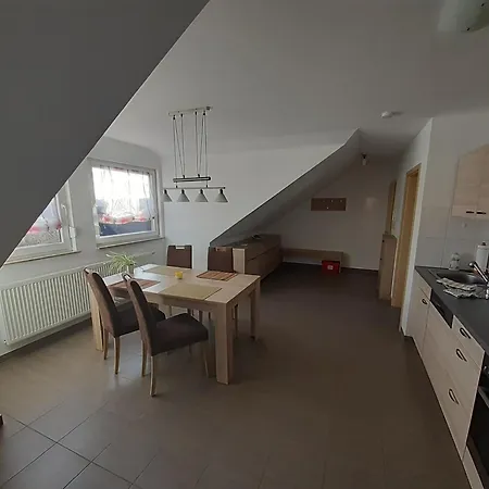 Steinhohle, Dg 45qm, 1 Schlafzimmer & 1 Wohn-esszimmer Mit Bett Apartment Sulzbach am Main