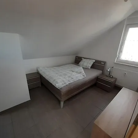 Steinhohle, Dg 45qm, 1 Schlafzimmer&1 Wohn-esszimmer Mit Bett * Sulzbach am Main
