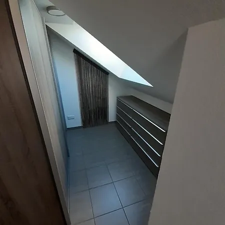 Steinhohle, Dg 45qm, 1 Schlafzimmer & 1 Wohn-esszimmer Mit Bett