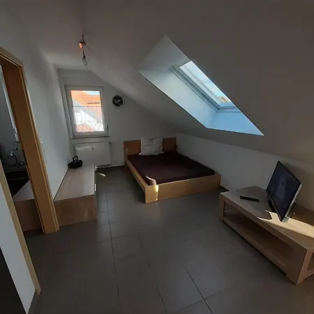 Apartment Steinhohle, Dg 45qm, 1 Schlafzimmer & 1 Wohn-esszimmer Mit Bett