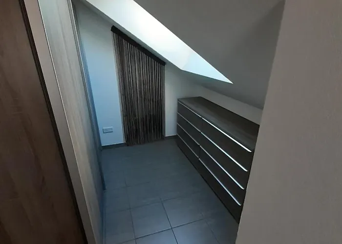 Steinhohle, Dg 45qm, 1 Schlafzimmer & 1 Wohn-esszimmer Mit Bett